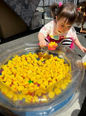 店頭にてアヒルすくい🦆　～寝屋川　お米屋さん～